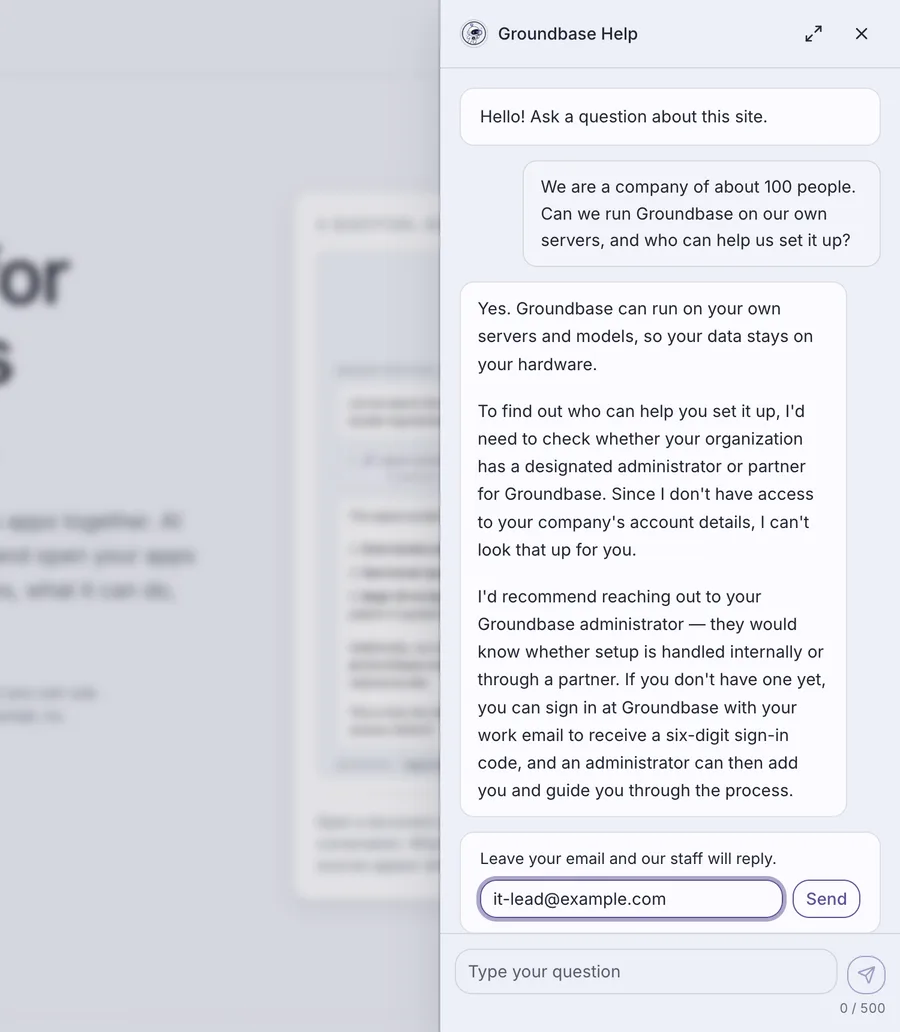 自社サーバーでの Groundbase の運用について質問した訪問者に Groundbase Help が回答し、訪問者が返信用のメールアドレスを残している画面